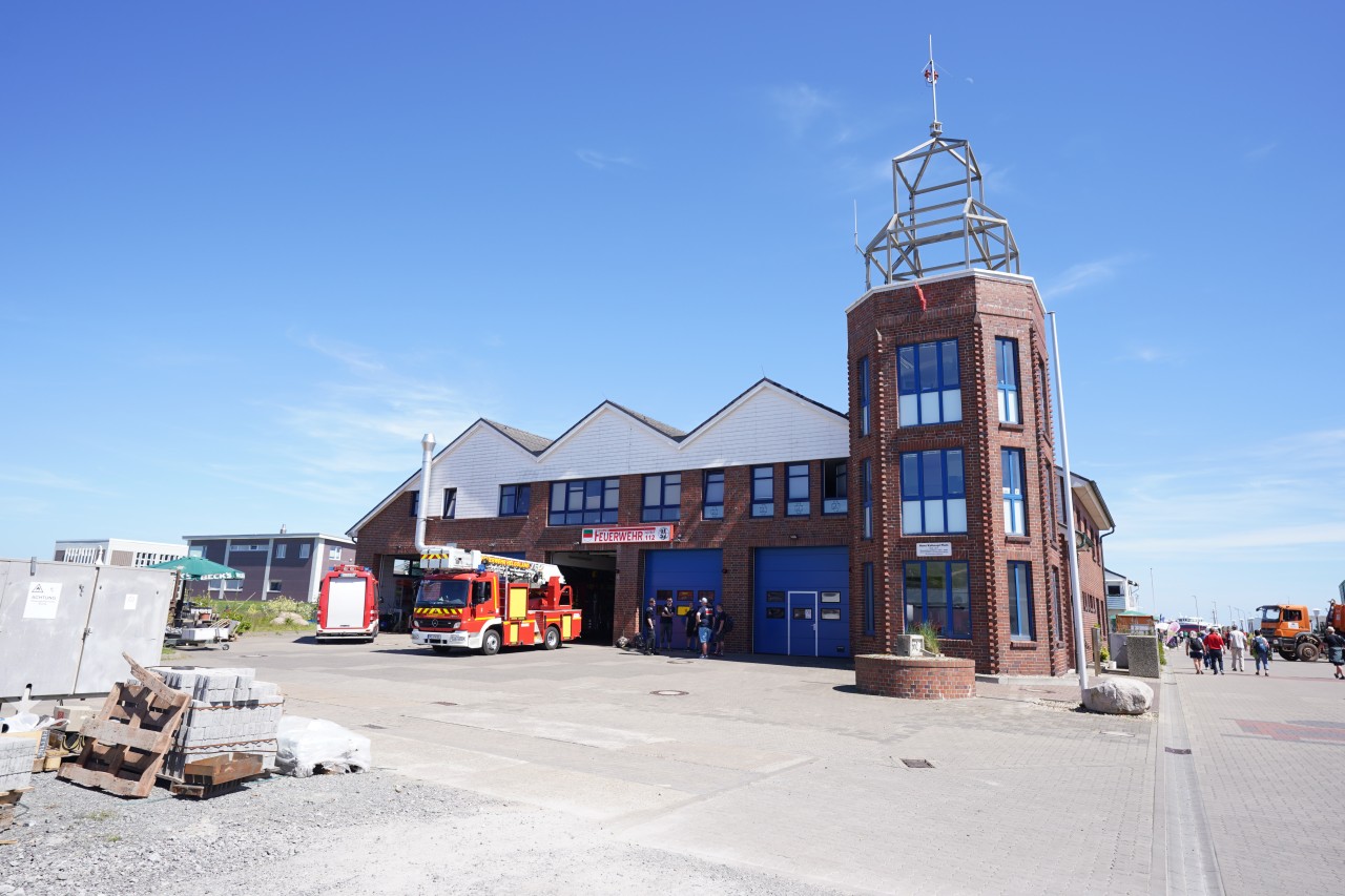 Ein Feuerwehrmann der Freiwilligen Feuerwehr auf der Nordsee-Insel Helgoland benötigt dringend Hilfe (Symbolbild). 