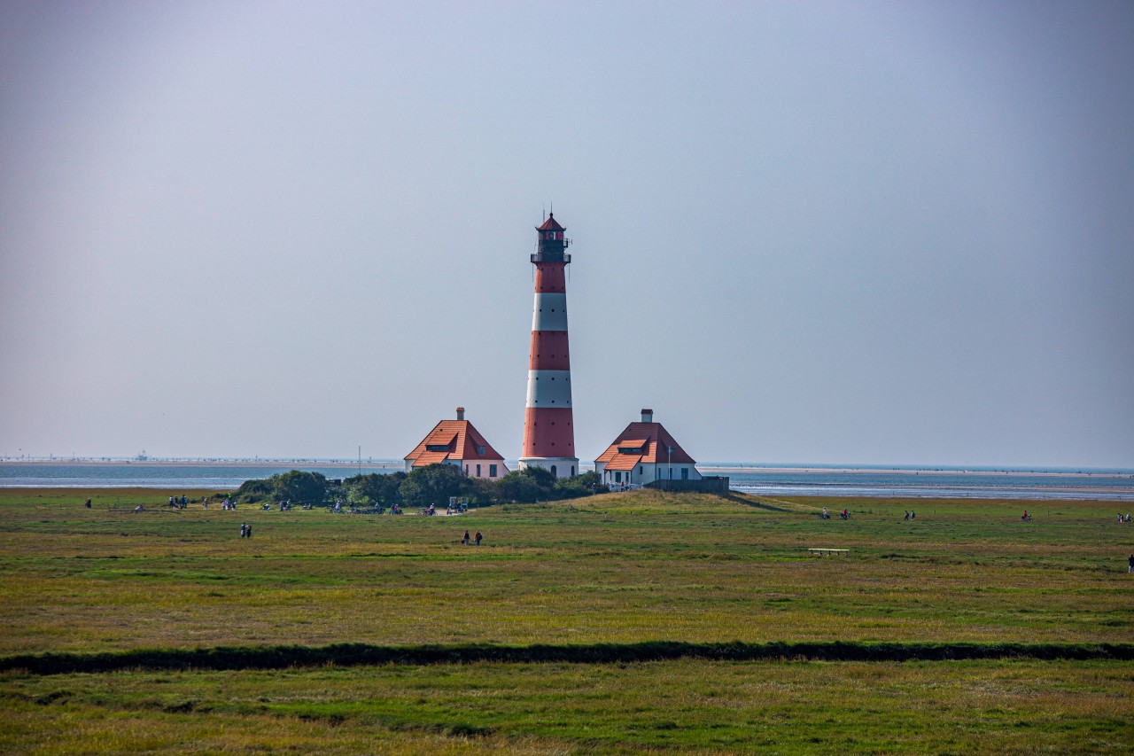 Der berühmte Leuchtturm von Westerhever an der Nordsee auf der Halbinsel Eiderstedt.