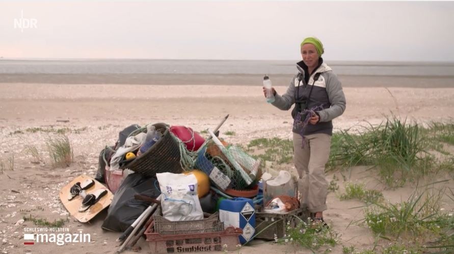 Nordsee: Anne Evers neben dem gesammelten Müll.