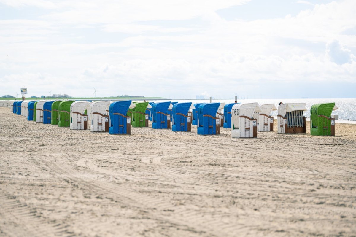 Nordsee Norddeich Strand Niedersachsen Strandkörbe.jpg