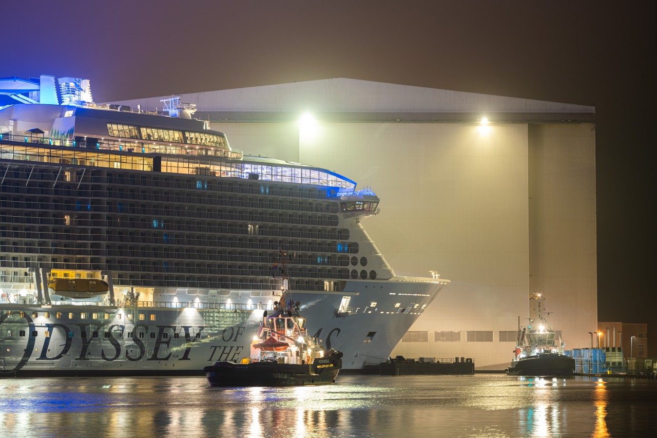 Das Kreuzfahrtschiff "Odyssey of the Seas" liegt kurz vor der Überführung von der Meyer-Werft über die Ems in Richtung Nordsee im Werftbecken.