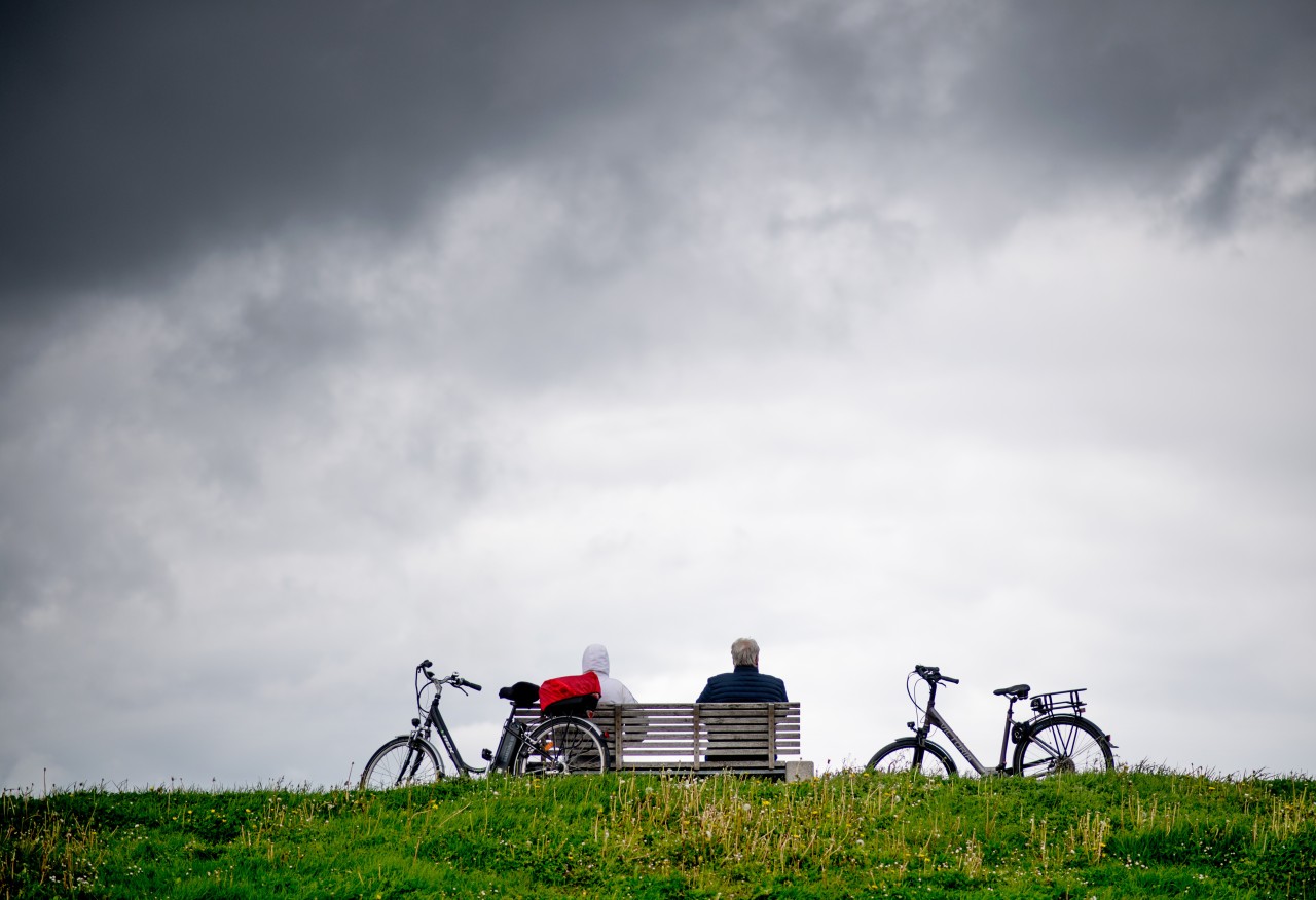 Wer an die Nordsee oder Ostsee fahren will, sollte die Regenjacke nicht vergessen.