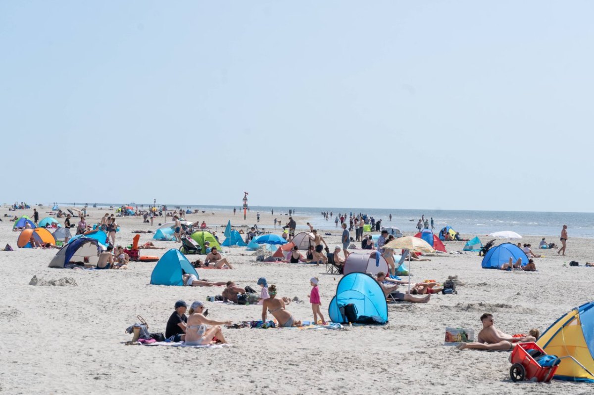 Nordsee-Urlaub Sankt Peter-Ording Touristen.jpg