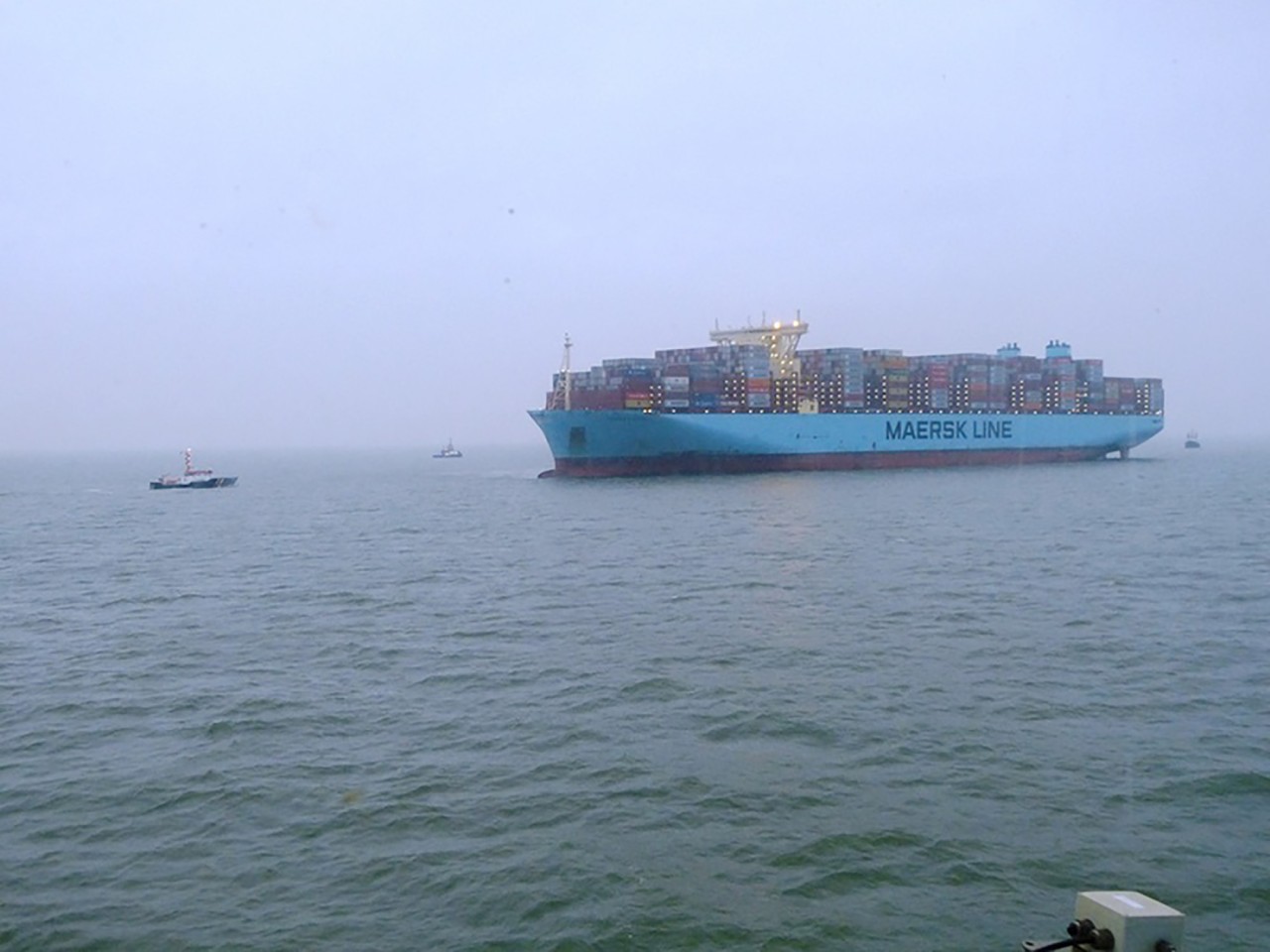 Der riesige Stahlkoloss „Mumbai Maersk“ liegt bewegunsunfähig in der Nordsee vor Wangerooge.