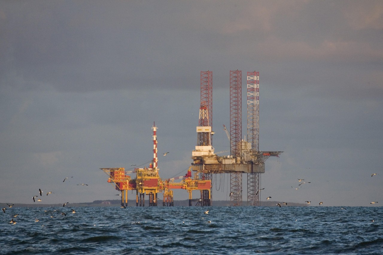 Noch immer wird im Wattenmeer fleißig Öl und Gas gefördert, wie hier in niederländischen Gewässern. 