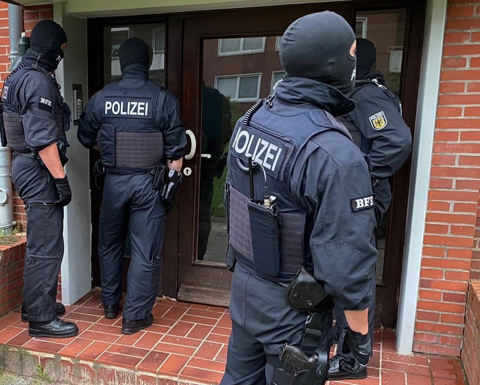 Ostfriesland Leer Explosion Körperverletzung Polizei Einsatz Wohnung Axt verbarrikadieren