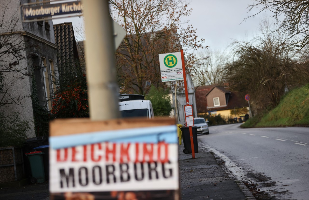 Die Straßen von Moorburg in Ostfriesland: Viel Verkehr gibt es hier normalerweise nicht. Am Unglückstag jagten gleich drei Feuerwehren durch den Ort.