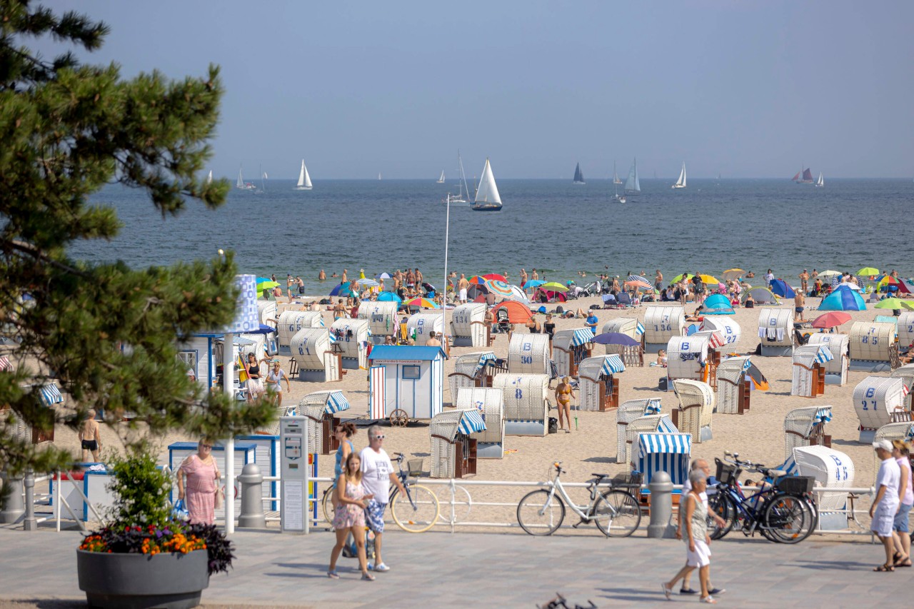 Manche Badegäste in Travemünde an der Ostsee begeben sich leichtsinnig in Gefahr. 