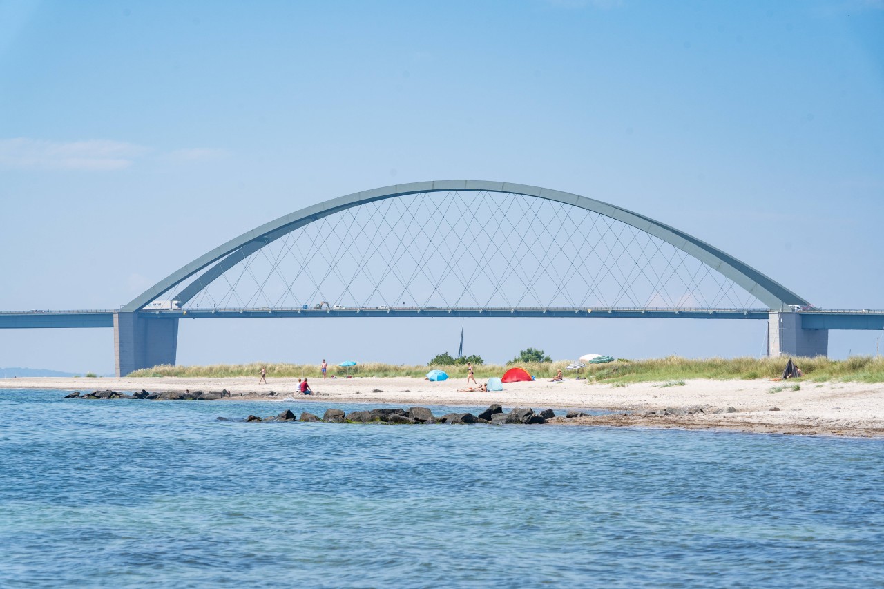 Die Fehmarnsundbrücke gesehen von der Insel Fehmarn in der Ostsee.
