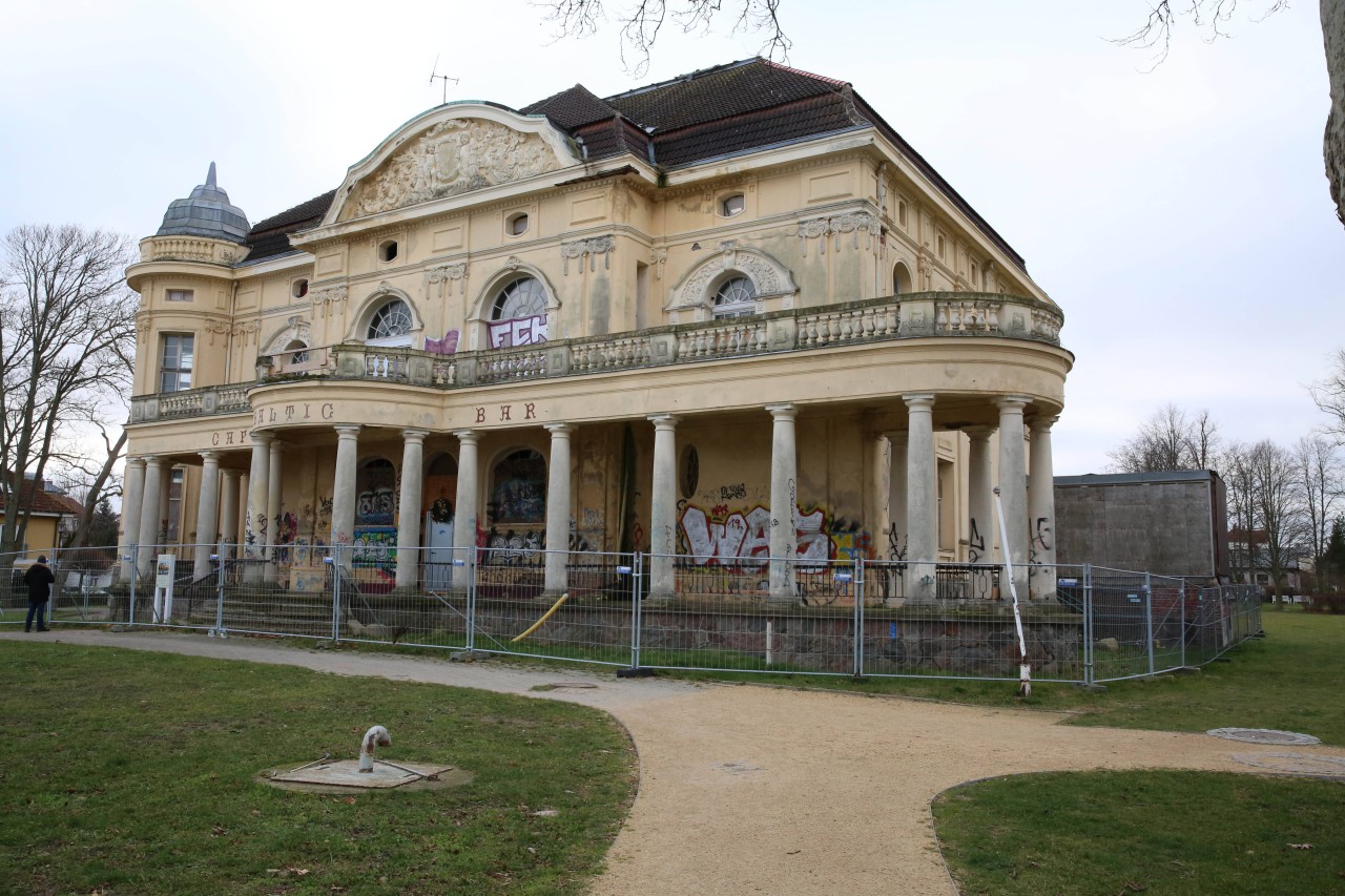 Dieser Villa an der Ostsee droht der Untergang.