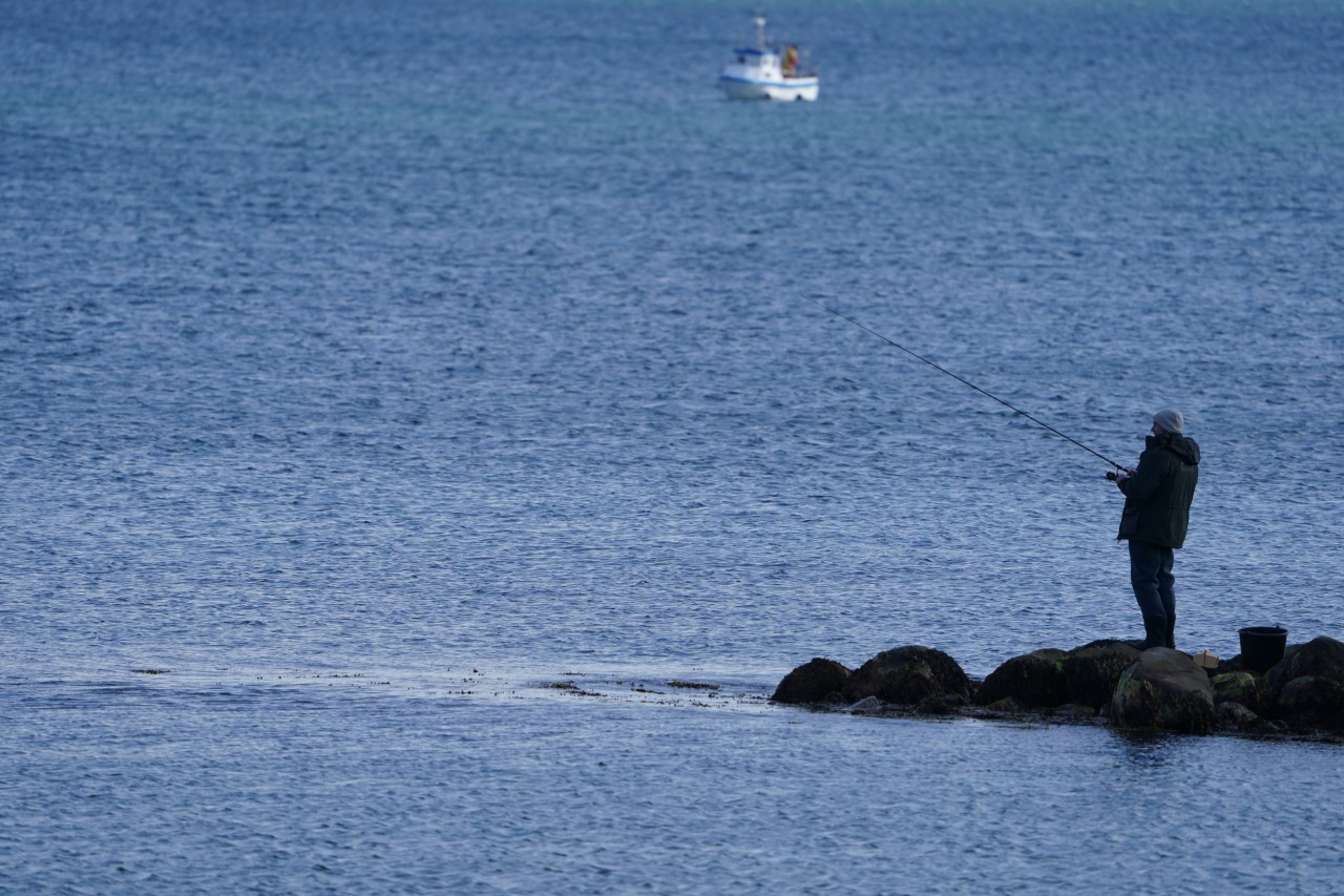 Ein Angler an der Ostsee.