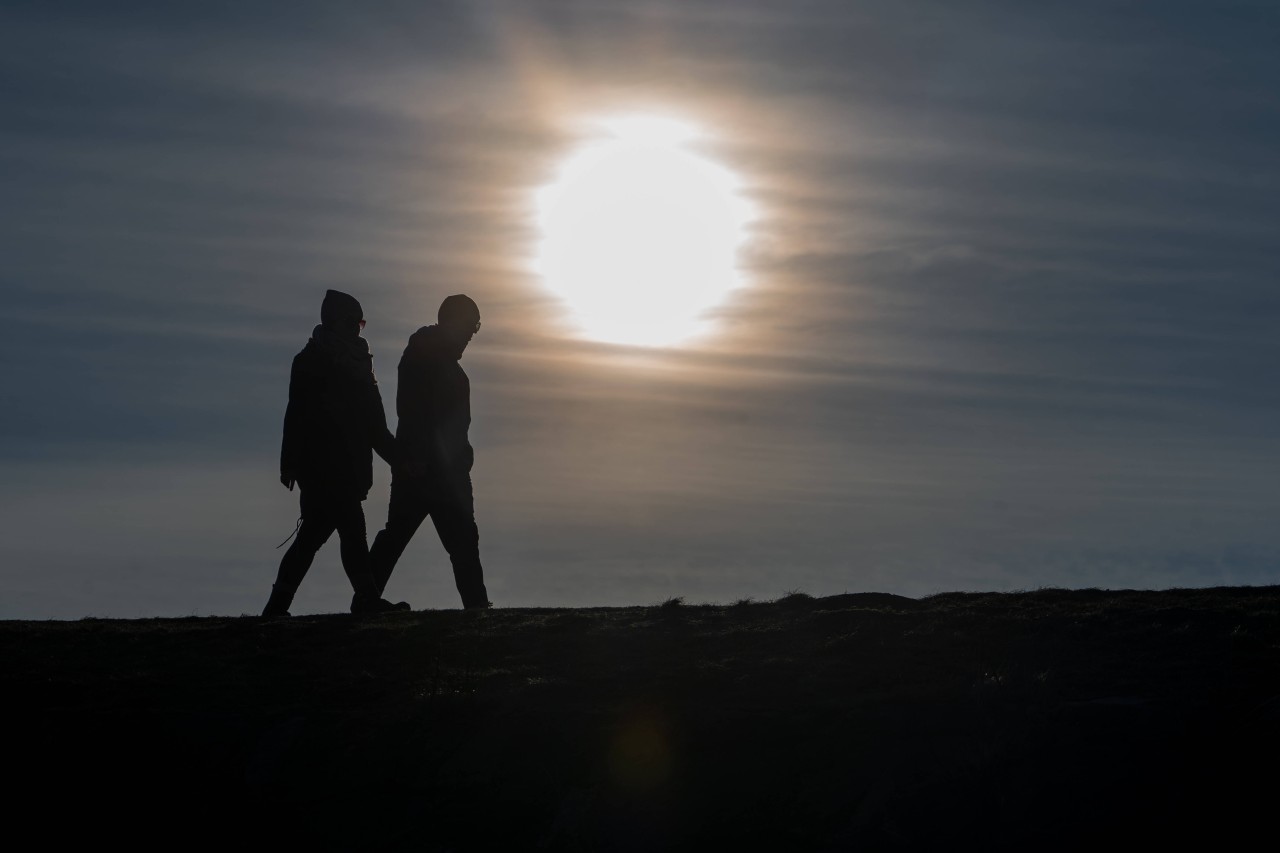 Ein Paar spaziert entlang der Ostsee.