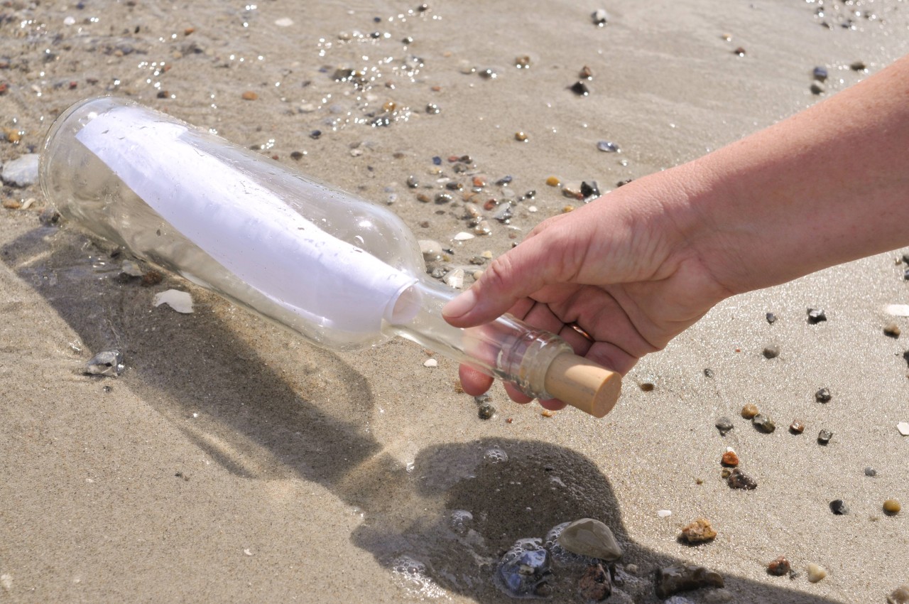 Ein Mann hat eine Flaschenpost aus der Ostsee gefischt. Wie er darauf reagiert hat, rührt zu Tränen (Symbolbild).