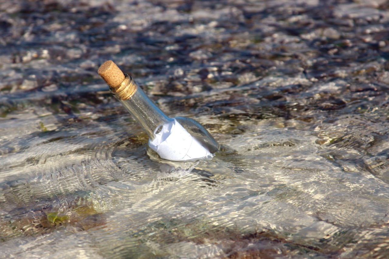 Als eine Urlauberin eine Flaschenpost in die Ostsee warf, nahm ihr Leben eine unerwartete Wendung (Symbolbild).