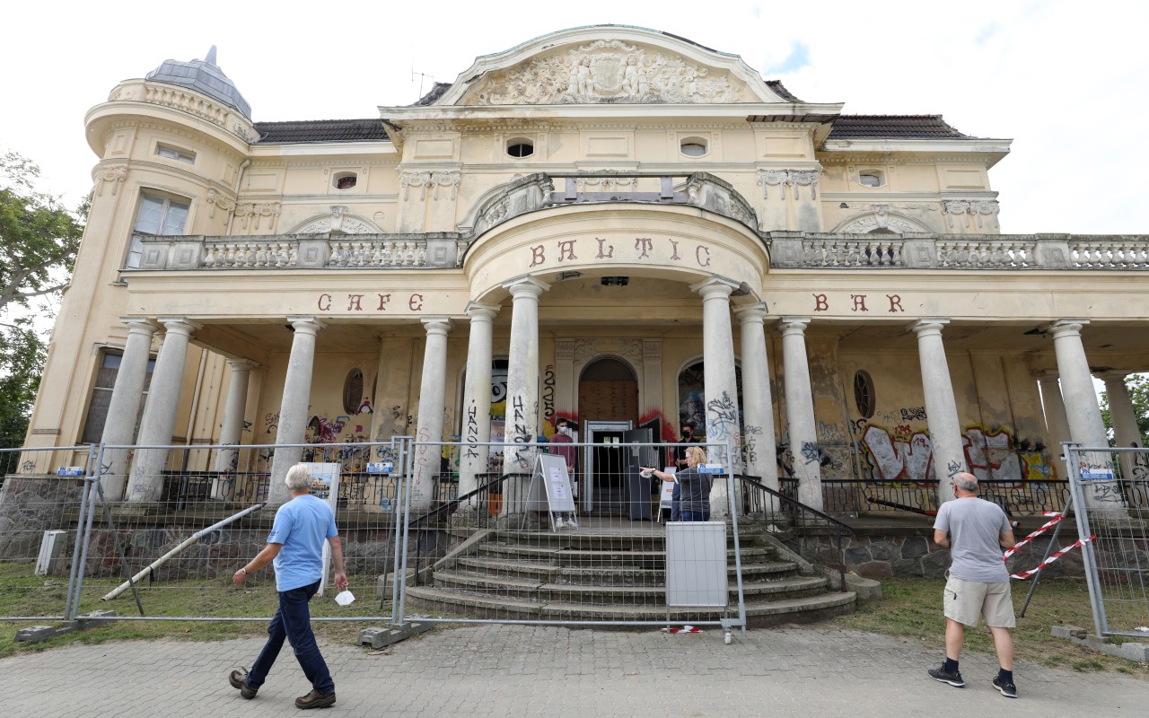 Die historische Villa Baltic von 1910 in Kühlungsborn an der Ostsee verfällt zusehends. 