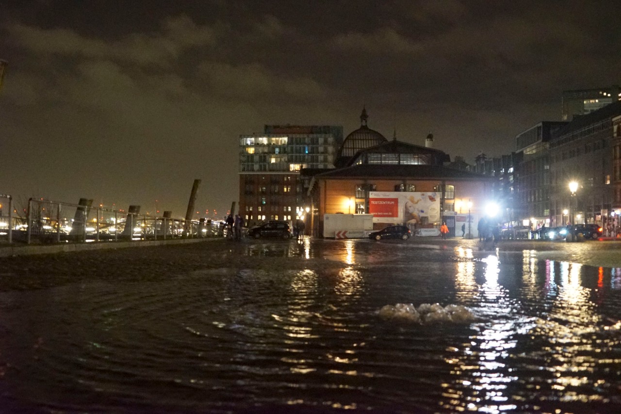 Der Fischmarkt in Hamburg wurde bereits vor dem Wochenende überschwemmt. Der Sturm drückt das Wasser von der Nordsee herein.