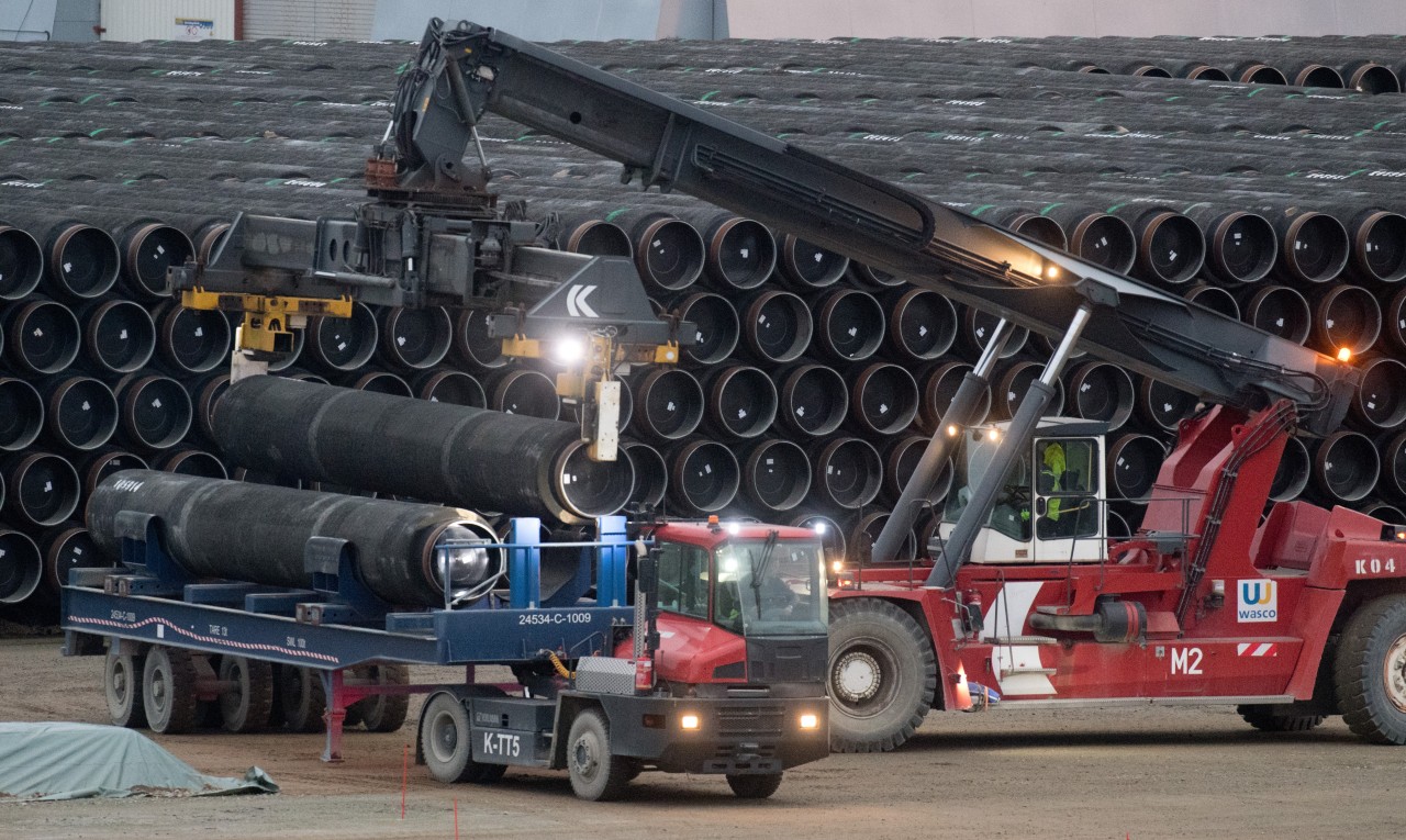 Pipelinerohre für die Ostsee-Gaspipeline „Baltic Pipe“ werden auf dem Gelände des Hafens Mukran bei Sassnitz auf einen Lagerplatz transportiert.
