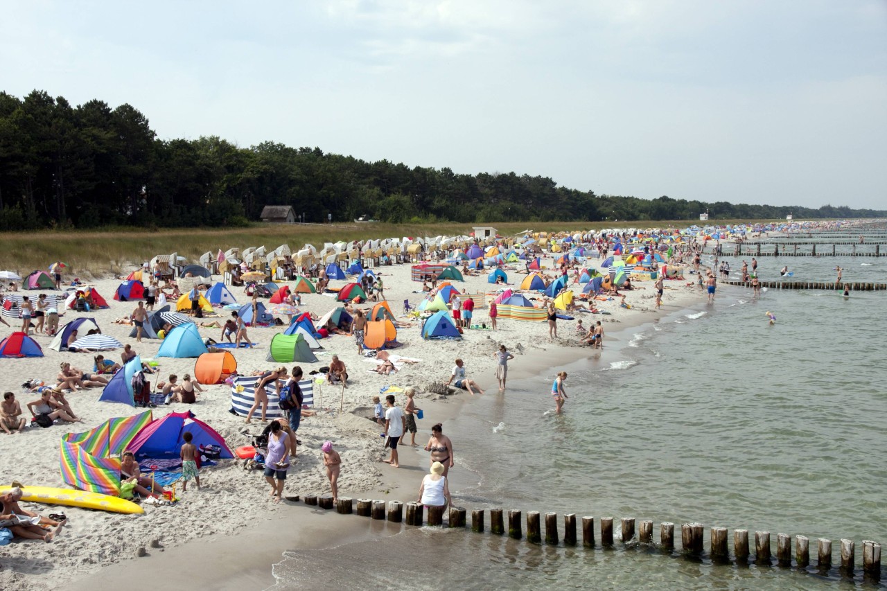 Ostsee: Badegäste in Prerow am Strand.