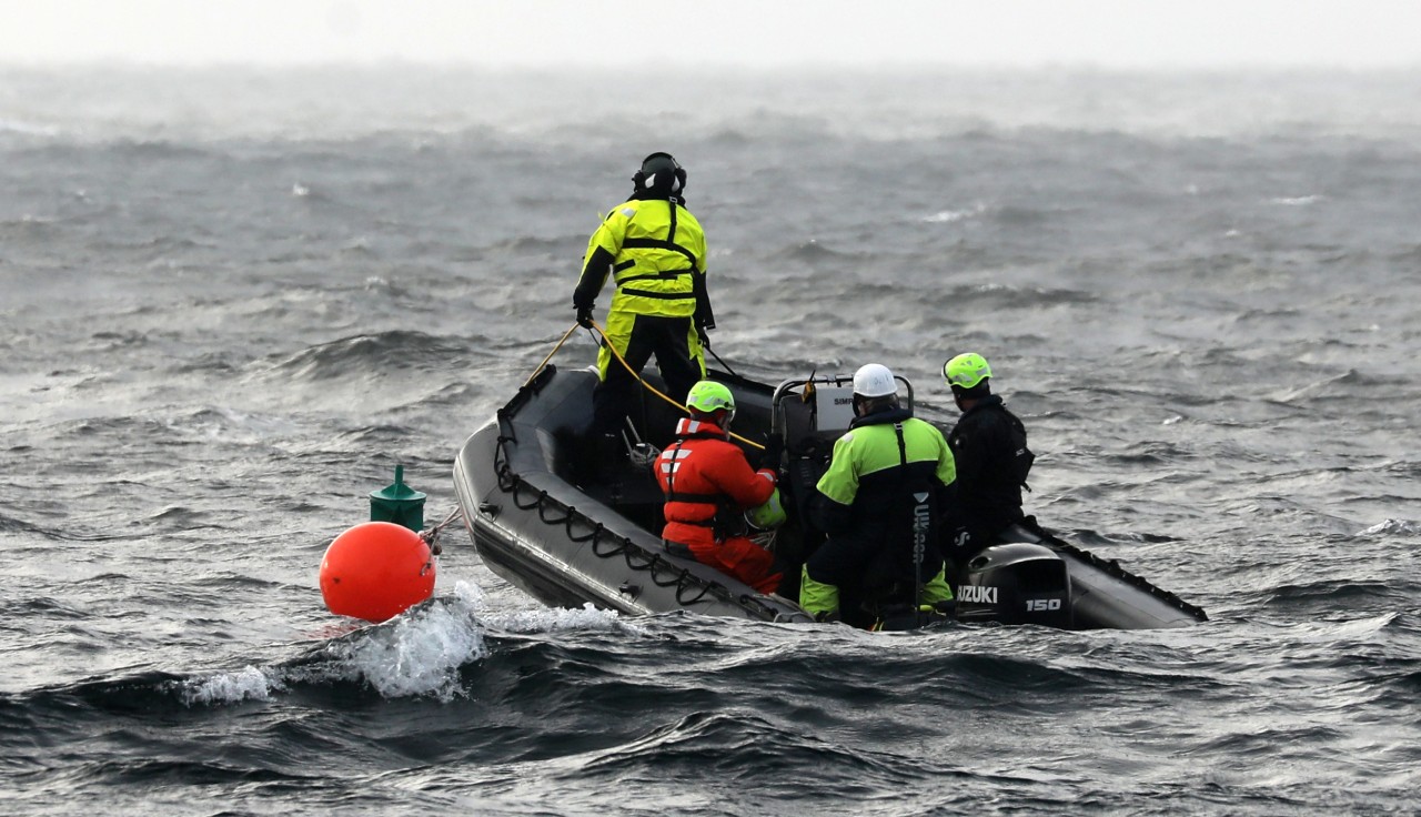 Der Munitionsbergungsdienst bereitet von einem Schlauchboot aus mit Tauchern die Sprengung vor.