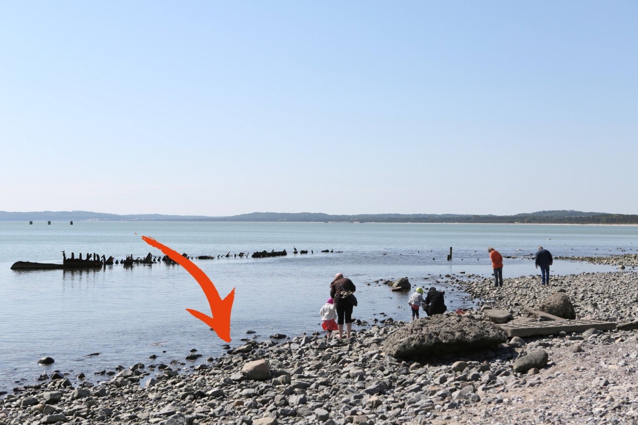 Ostsee: Menschen am Strand von Neu-Mukran auf Rügen (Symbolbild).