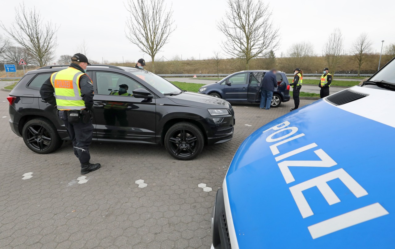 An der Ostsee-Autobahn in Mecklenburg-Vorpommern hat die Polizei am Donnerstag mehrere Fahrzeuge kontrolliert.