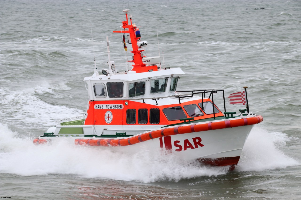 Ostsee: In der Lübecker Bucht waren die Seenotretter der DGzRS-Station Grömitz mit dem Seenotrettungsboot „Hans Ingwersen“ im Einsatz für einen stark unterkühlten Mann, dessen Seekajak gekentert war.