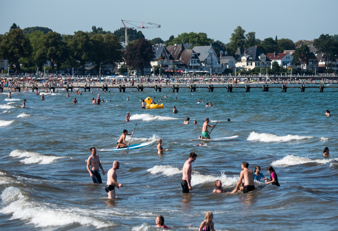 Badegäste in Travemünde an der Ostsee.