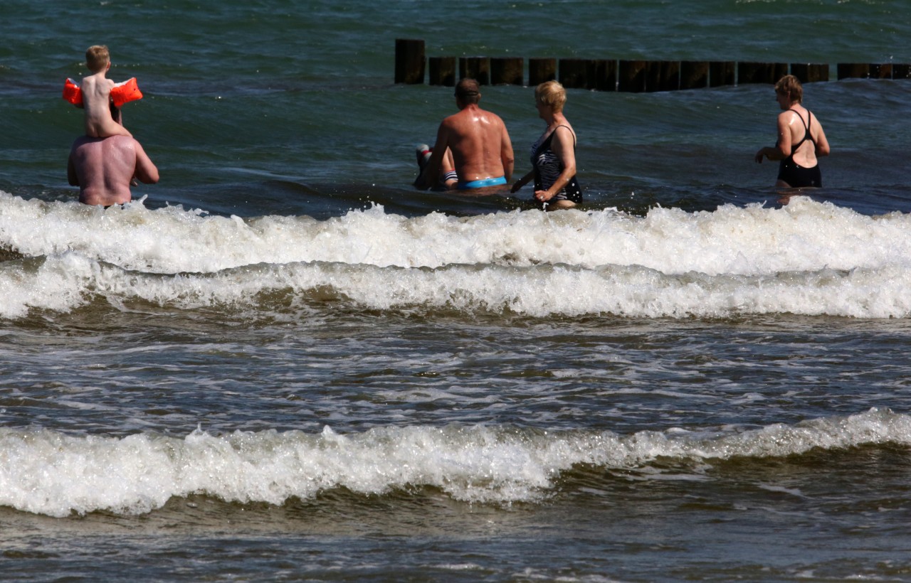Badegäste an einem Strand der Ostsee.