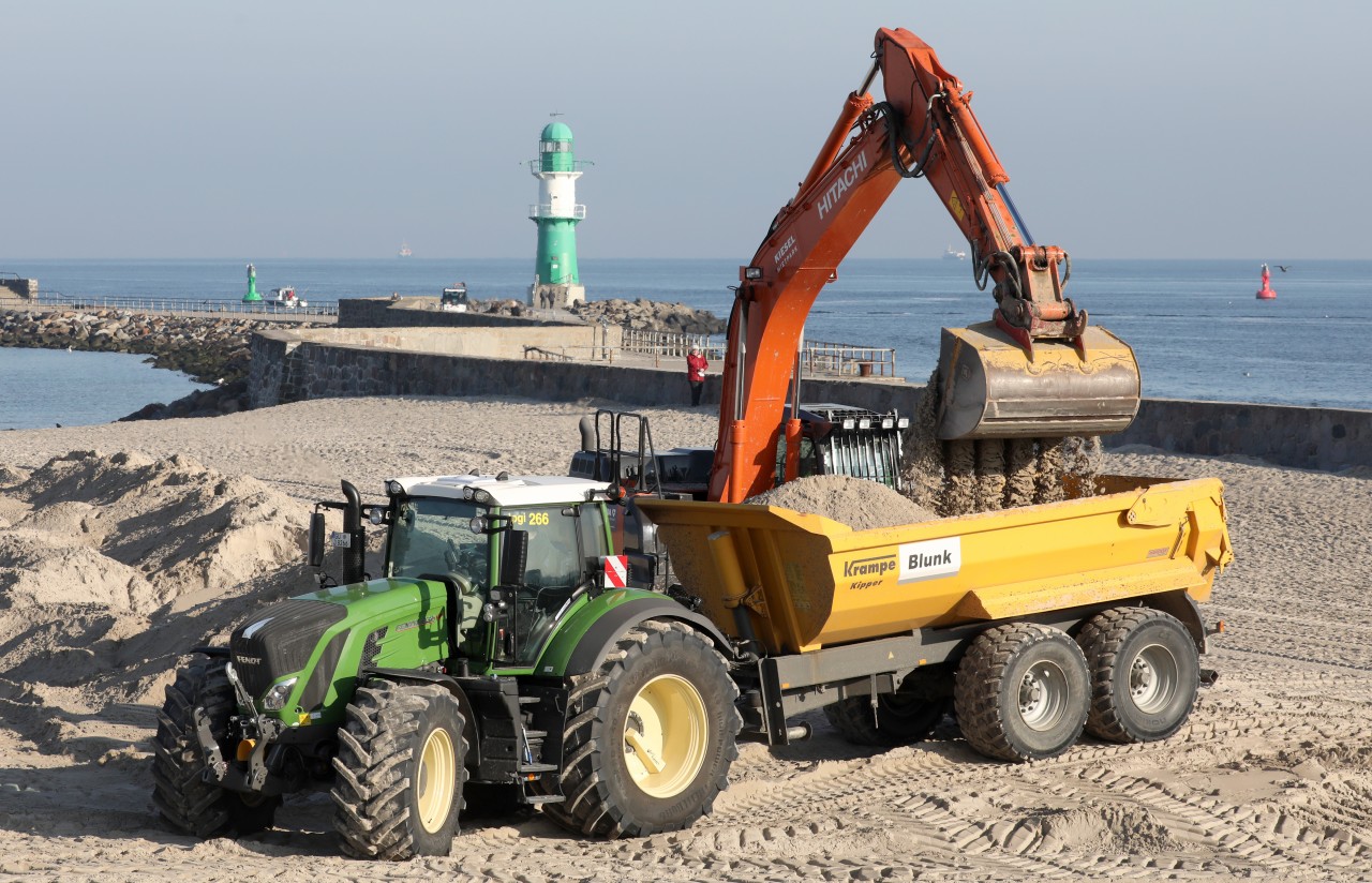 Vor der Mole des Ostseebades in Warnemünde wird, wie in jedem Jahr, der vom Westwind angewehte Sand abtransportiert und an anderen Strandabschnitten wieder aufgefüllt. 