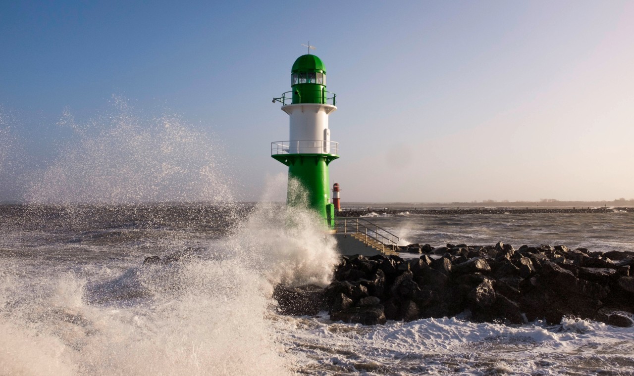 Die Westmole in Warnemünde, während „Nadia“ über die Ostsee hinwegfegt.