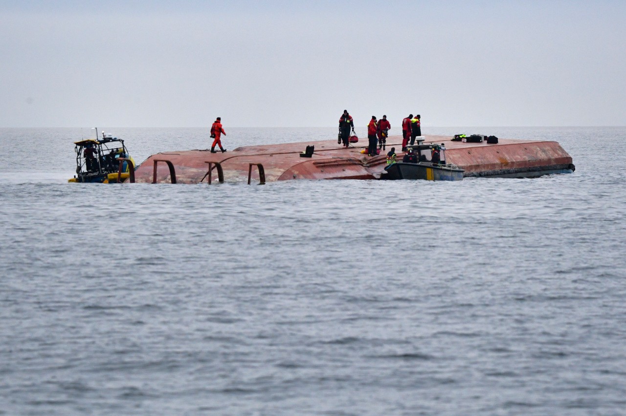 Ostsee: Taucher sind auf dem gekenterten dänischen Frachtschiff „Karin Hoej“ im Einsatz.