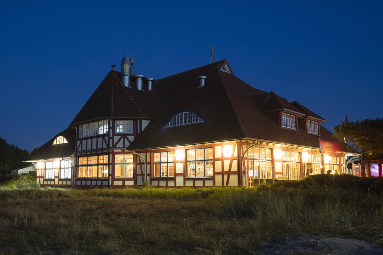 Auf Höhe des zu diesem Zeitpunkt geschlossenen Kurhauses in Zingst an der Ostsee kam es zu dem unfassbaren Vorfall. 