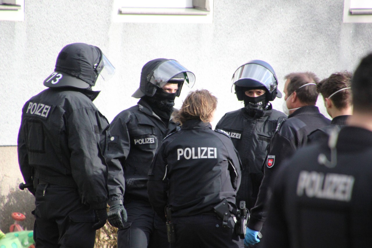 In Leer (Ostfriesland) hat sich ein Mann in seiner Wohnung verbarrikadiert (Symbolbild). 