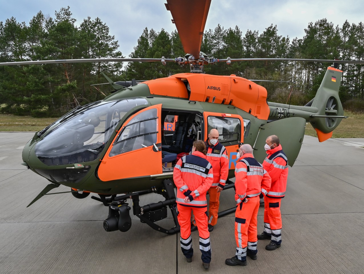 Die Bundeswehr setzt zur Rettung immer wieder Hubschrauber ein.