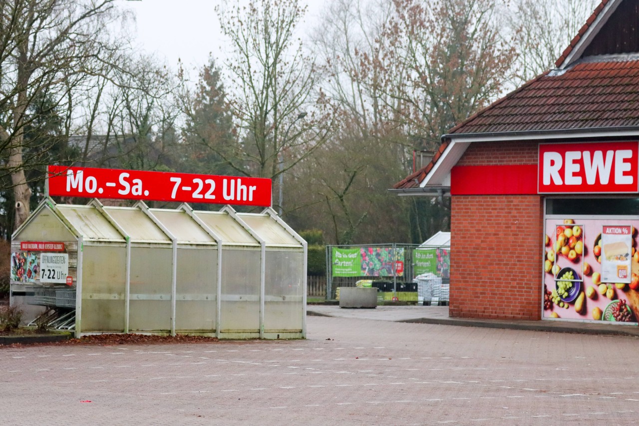 Im Rewe in Niebülll hängt ein Aushang am Leergutautomaten Symbolbild)