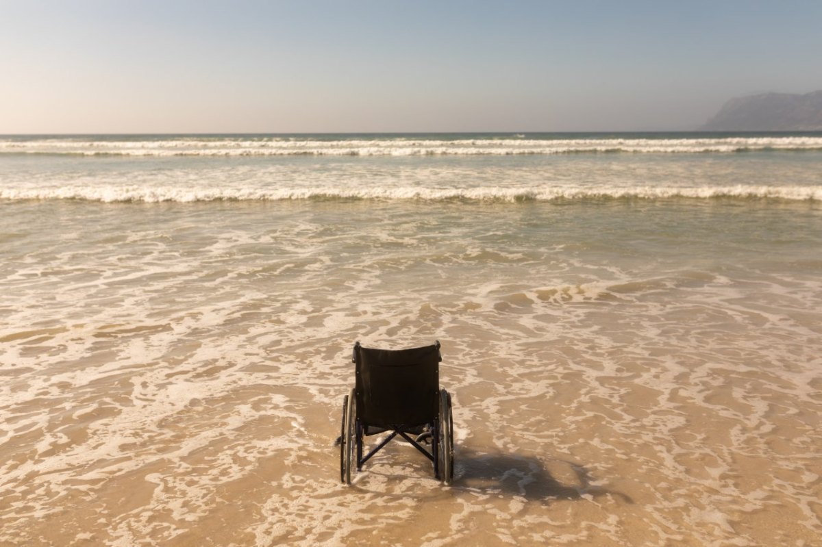Rollstuhl am Strand.jpg