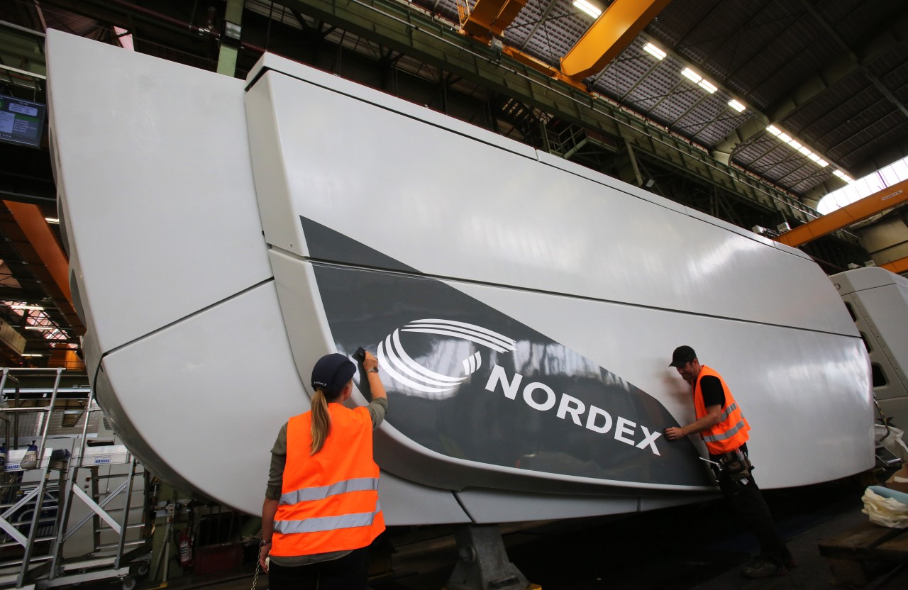 Eine Gondel der Generation Gamma wird beim Windkraftanlagenbauer Nordex in Rostock vorbereitet (Archivfoto). 