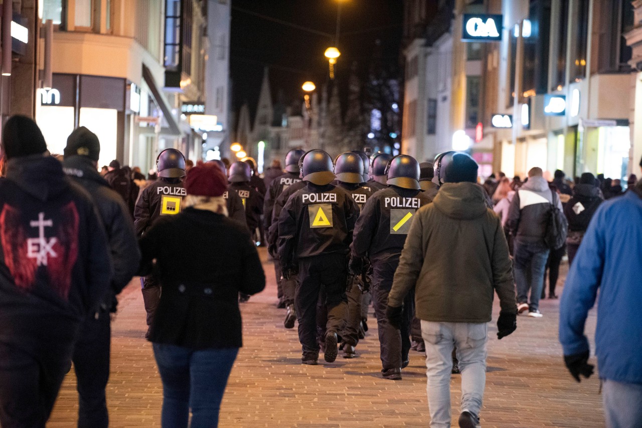 Polizeibeamte versuchen eine verbotene Demonstration in Rostock gegen die Corona-Politik zu unterbinden.