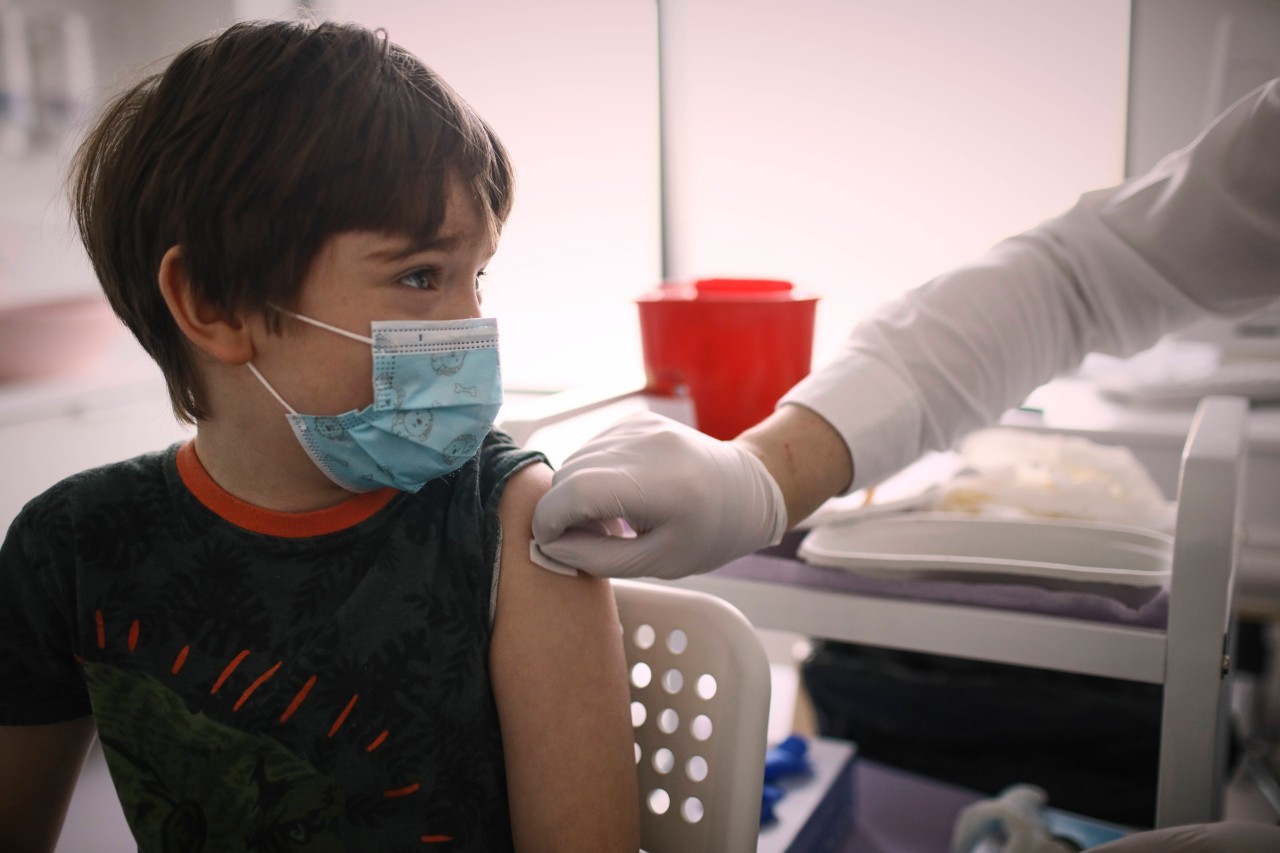 Ein Kind beim Impfen (Symbolfoto).