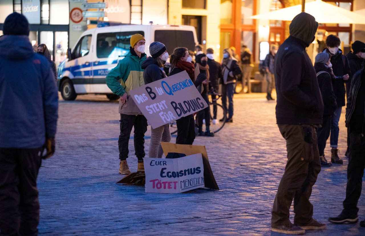 Mit Schildern demonstrierten Menschen in Rostock gegen die Montagsdemonstrationen von Gegnern der Corona-Maßnahmen.