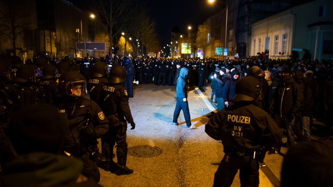In Rostock eskalierte die Gewalt zwischen Polizisten und Demonstranten.