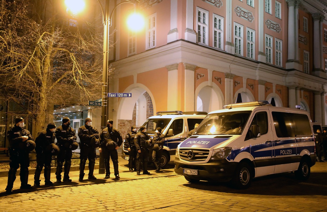 Die Polizei in Rostock musste am Wochenende zwei Mal wegen Kindern und Jugendlichen zum ausrücken (Archivfoto). 