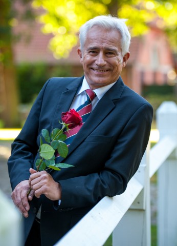 Schauspieler Gerry Hungbauer lächelt während Dreharbeiten für die ARD-Telenovela „Rote Rosen“ (Archivbild).