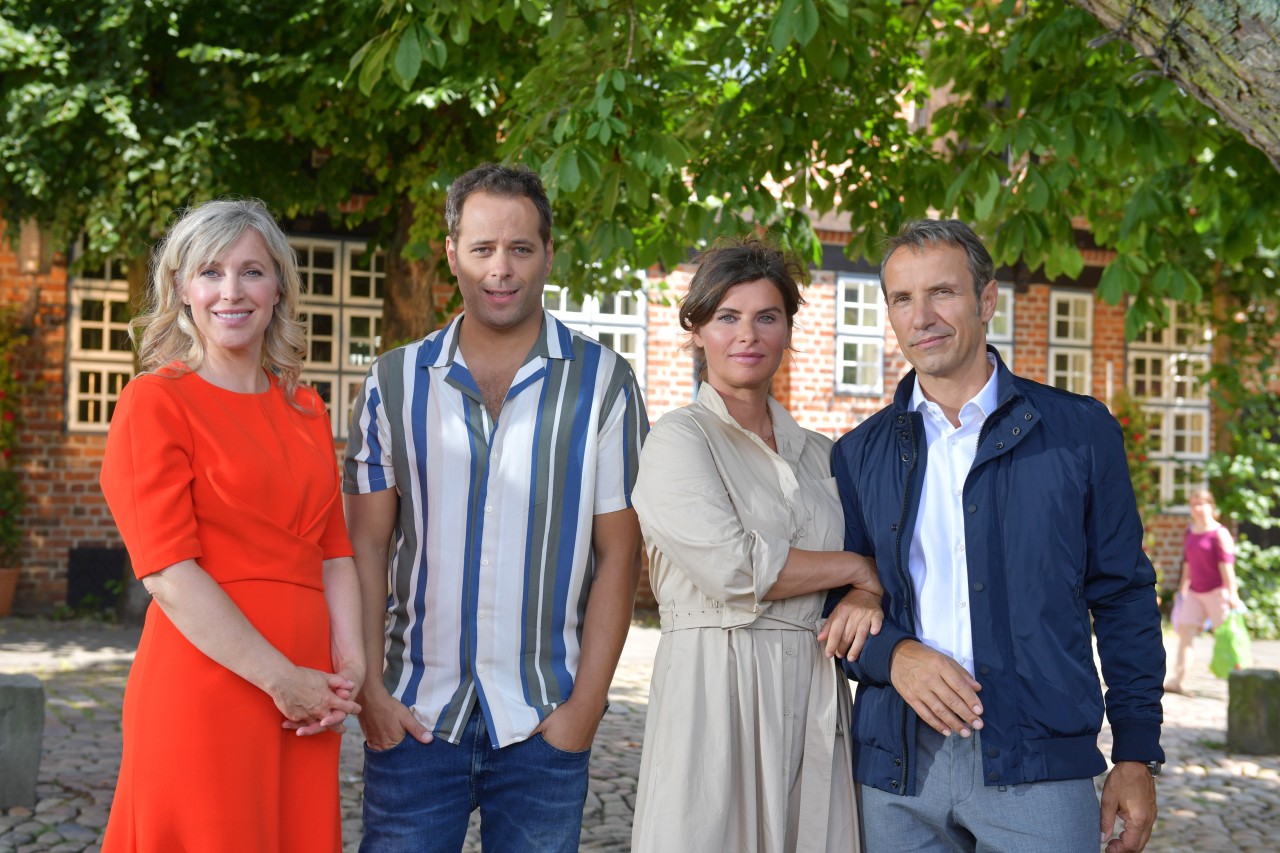 Die Schauspieler Nicole Ernst (l-r), Daniel Hartwig, Anne Brendler und Stefan Plepp bei den Dreharbeiten zur ARD-Telenovela „Rote Rosen“.