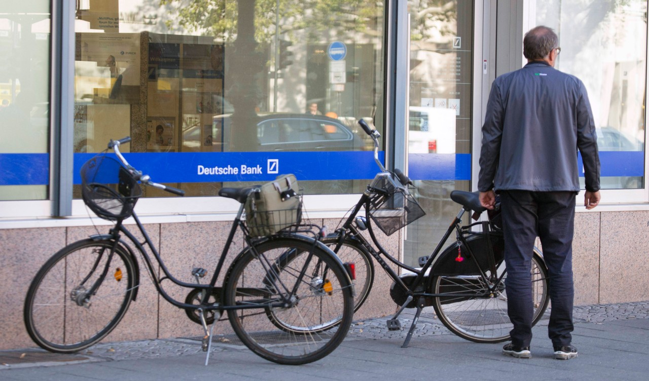 Ein aufmerksamer Bank-Mitarbeiter bemerkte, dass hier etwas nicht stimmte (Symbolbild).