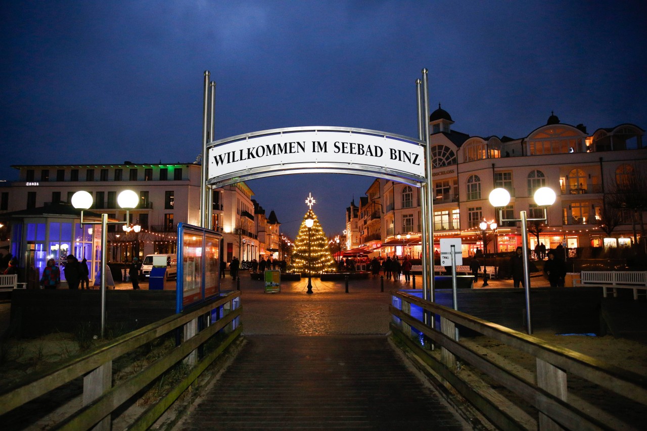 Seebad Binz mit Promenade und Weihnachtsbaum auf der Insel Rügen