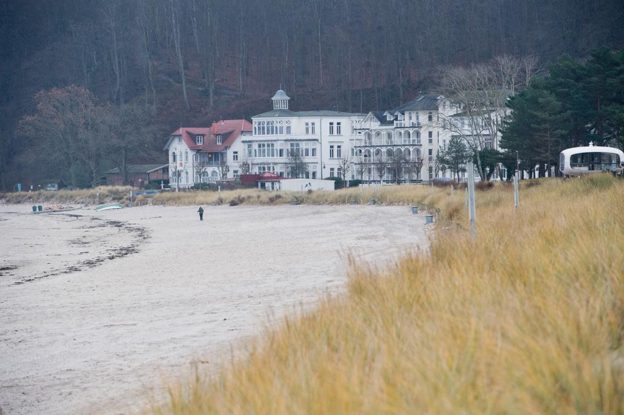 Einfach mal die Seele baumeln lassen: Der Strand von Binz auf Rügen ist in der kalten Jahreshälfte oft menschenleer. 