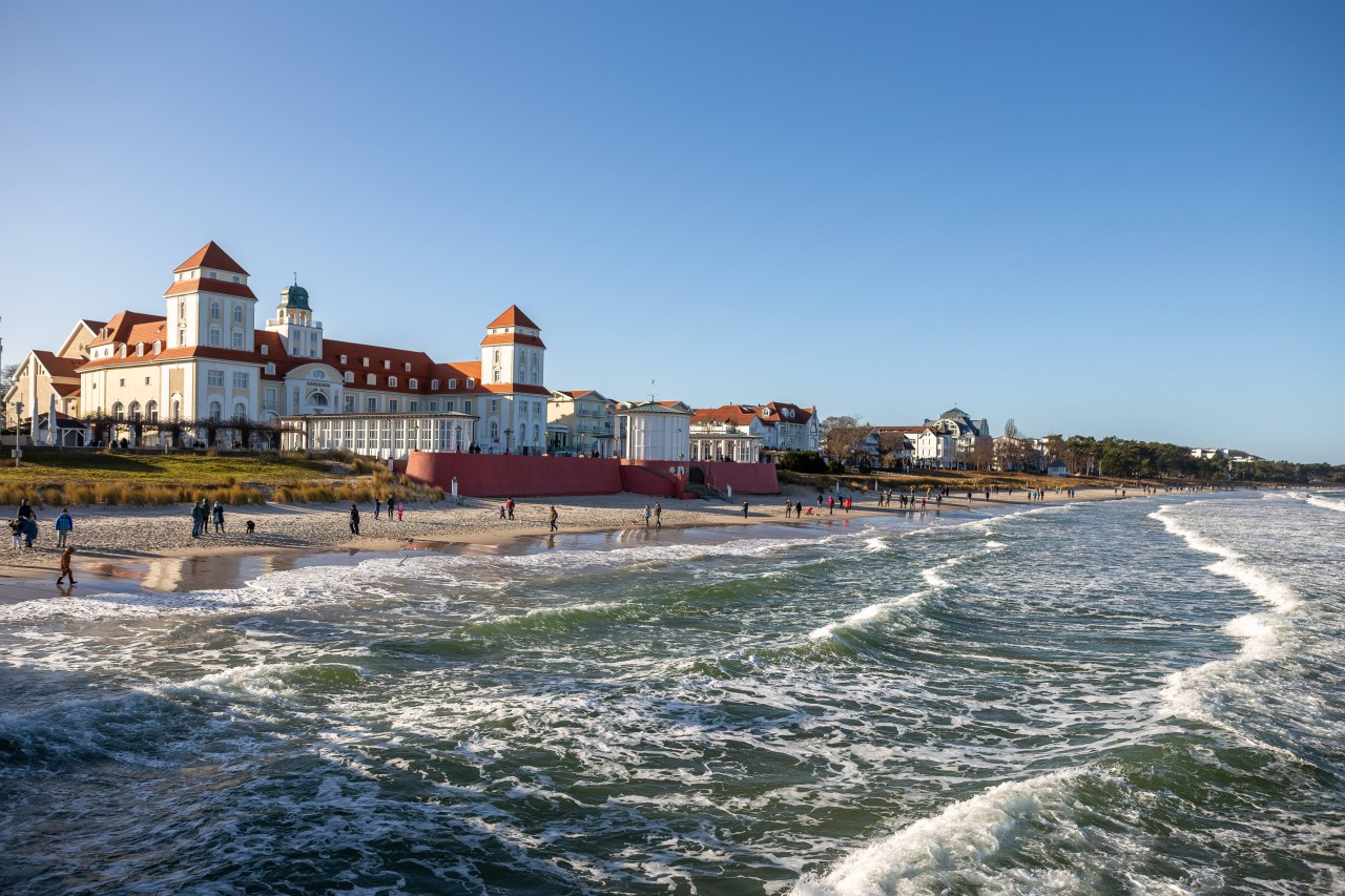 Blick von der Seebrücke in Binz auf Rügen. 