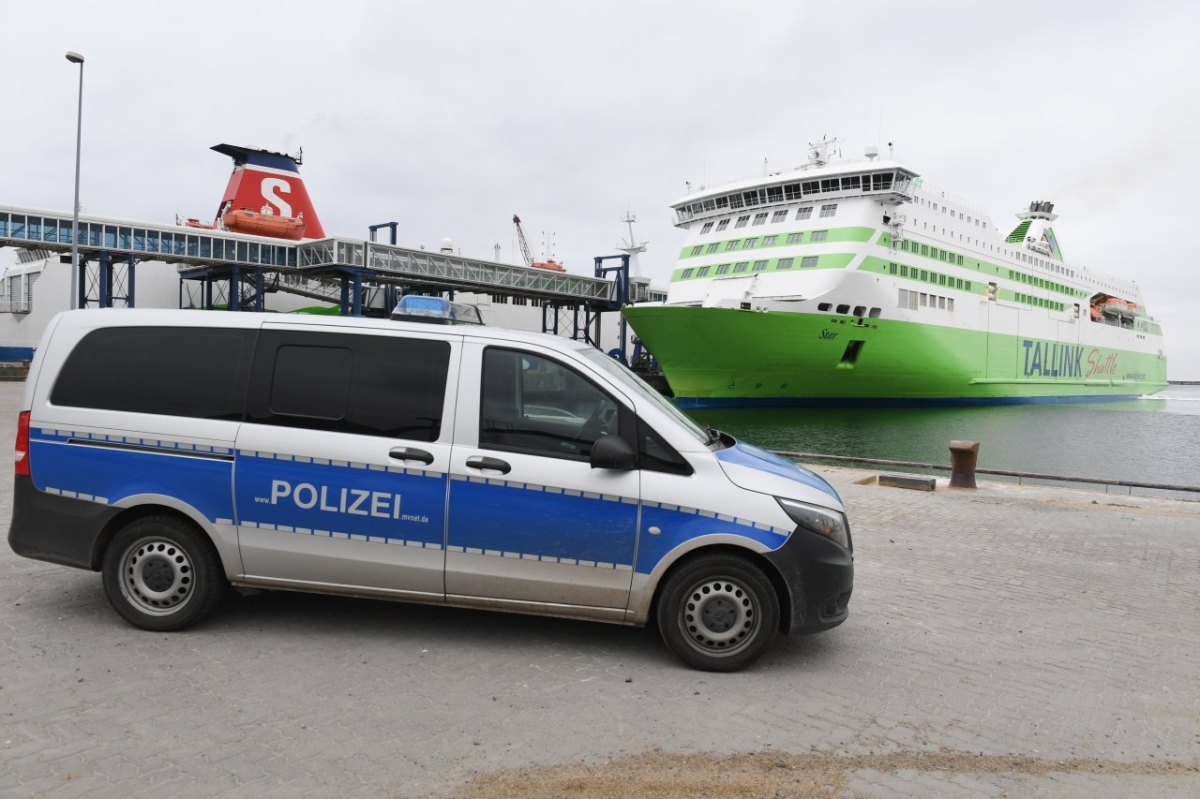 Rügen Jasmund Nationalpark Polizei Hubschrauber Verfolgung Ostsee
