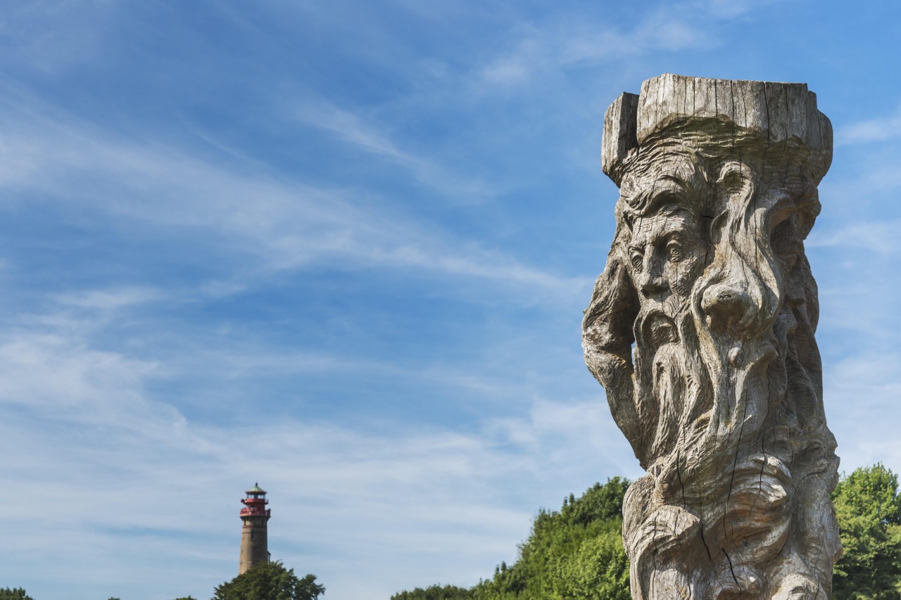 Nachbildung der vierköpfigen Götterskulptur Svantevit an der slawische Jaromarsburg am Kap Arkona.